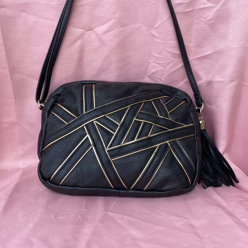 Candie's faux leather gold geo tassle crossbody bag- used